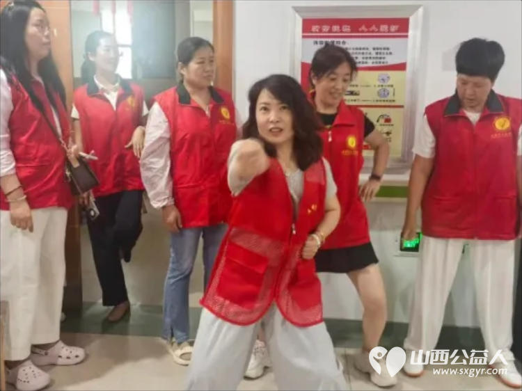 给老人一份幸福就是给自己一份快乐----阳泉市义工联合会在恒爱仁和为老服务院开展为老人理发洗头洗脚剪指甲陪他们聊天系列服务活动让老人们感受到来自社会亲情般的温暖 - 第19张 - 山西公益人 给老人一份幸福就是给自己一份快乐----阳泉市义工联合会在恒爱仁和为老服务院开展为老人理发洗头洗脚剪指甲陪他们聊天系列服务活动让老人们感受到来自社会亲情般的温暖 - 第19张