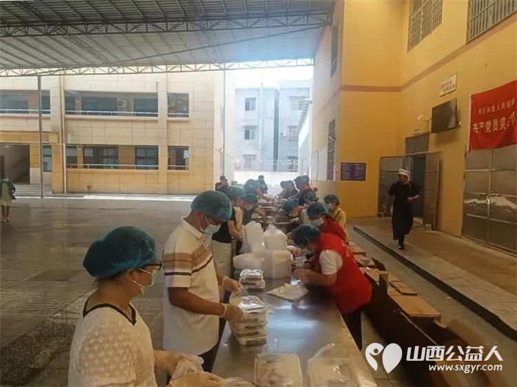 山西忻州志愿者冯丽奔赴广西灾区安置点服务日记协助重庆蓝天救援队开展后勤保障工作为一线工作人员打包盒饭 - 第5张