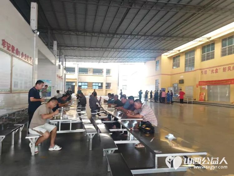 山西忻州志愿者冯丽奔赴广西灾区安置点服务日记协助重庆蓝天救援队开展后勤保障工作为一线工作人员打包盒饭 - 第8张