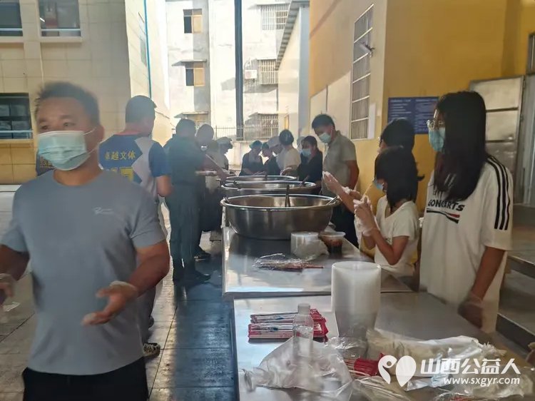 山西忻州志愿者冯丽奔赴广西灾区安置点服务日记协助重庆蓝天救援队开展后勤保障工作为一线工作人员打包盒饭 - 第3张