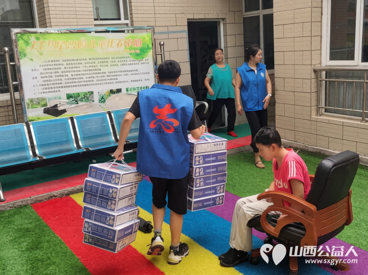 让世界充满爱心系折翼天使----长治市小雨点公益志愿者协会来到启明星智障儿童托管中心看望生活在那里可爱的孩子们为他们送去了关愛 - 第8张 - 山西公益人 让世界充满爱心系折翼天使----长治市小雨点公益志愿者协会来到启明星智障儿童托管中心看望生活在那里可爱的孩子们为他们送去了关愛 - 第8张