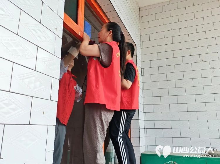 介休市敬老协会在义安镇孟王堡村入户探访特困老人85岁李恩杰为老人打扫室内外卫生刷洗锅碗瓢盆理发洗漱洗衣服做饭包饺子 - 第4张 - 山西公益人 介休市敬老协会在义安镇孟王堡村入户探访特困老人85岁李恩杰为老人打扫室内外卫生刷洗锅碗瓢盆理发洗漱洗衣服做饭包饺子 - 第4张