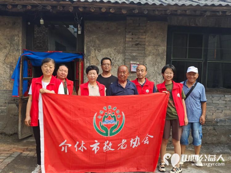 介休市敬老协会在义安镇孟王堡村入户探访特困老人84岁刘发富为老人打扫室内外卫生做饭包饺子只愿老人家身心舒爽日日皆安康 - 第1张