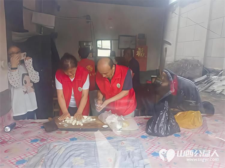介休市敬老协会在义安镇孟王堡村入户探访特困老人84岁刘发富为老人打扫室内外卫生做饭包饺子只愿老人家身心舒爽日日皆安康 - 第3张