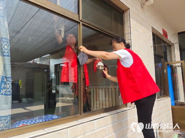 介休市敬老协会在义安镇孟王堡村入户探访特困老人81岁岳延华为老人打扫室内外卫生做饭包饺子让每一位老人都能安享从容温暖的晚年 - 第7张 - 山西公益人 介休市敬老协会在义安镇孟王堡村入户探访特困老人81岁岳延华为老人打扫室内外卫生做饭包饺子让每一位老人都能安享从容温暖的晚年 - 第7张