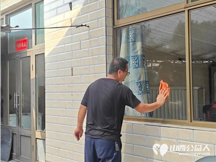 介休市敬老协会在义安镇孟王堡村入户探访特困老人81岁岳延华为老人打扫室内外卫生做饭包饺子让每一位老人都能安享从容温暖的晚年 - 第5张 - 山西公益人 介休市敬老协会在义安镇孟王堡村入户探访特困老人81岁岳延华为老人打扫室内外卫生做饭包饺子让每一位老人都能安享从容温暖的晚年 - 第5张