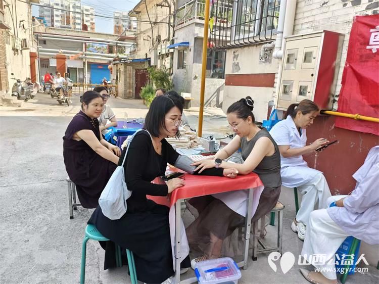 志愿服务进社区健康活动暖人心----介休市敬老协会组织志愿者2026年7月14日在介休市北关街道朝阳路社区运安利宿舍为社区所有老人爱心理发义诊等多项贴心服务 - 第10张 - 山西公益人 志愿服务进社区健康活动暖人心----介休市敬老协会组织志愿者2026年7月14日在介休市北关街道朝阳路社区运安利宿舍为社区所有老人爱心理发义诊等多项贴心服务 - 第10张