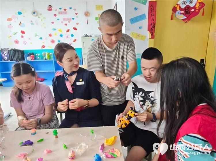 点亮星光与爱同行----东航山西分公司爱在东航志愿服务活动圆满结束漂亮的空姐和帅气的飞行员哥哥来太原市灵星社区服务中心陪心青年一起做手工了 - 第1张 - 山西公益人 点亮星光与爱同行----东航山西分公司爱在东航志愿服务活动圆满结束漂亮的空姐和帅气的飞行员哥哥来太原市灵星社区服务中心陪心青年一起做手工了 - 第1张