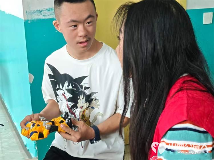 点亮星光与爱同行----东航山西分公司爱在东航志愿服务活动圆满结束漂亮的空姐和帅气的飞行员哥哥来太原市灵星社区服务中心陪心青年一起做手工了 - 第7张 - 山西公益人 点亮星光与爱同行----东航山西分公司爱在东航志愿服务活动圆满结束漂亮的空姐和帅气的飞行员哥哥来太原市灵星社区服务中心陪心青年一起做手工了 - 第7张