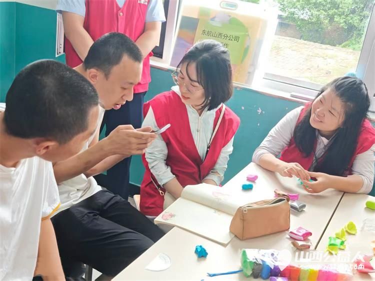 点亮星光与爱同行----东航山西分公司爱在东航志愿服务活动圆满结束漂亮的空姐和帅气的飞行员哥哥来太原市灵星社区服务中心陪心青年一起做手工了 - 第9张 - 山西公益人 点亮星光与爱同行----东航山西分公司爱在东航志愿服务活动圆满结束漂亮的空姐和帅气的飞行员哥哥来太原市灵星社区服务中心陪心青年一起做手工了 - 第9张