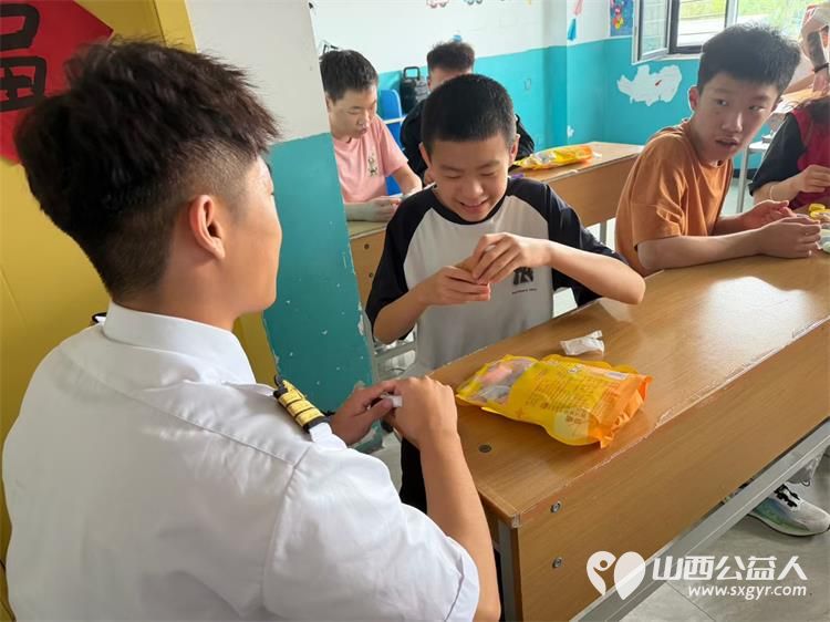 点亮星光与爱同行----东航山西分公司爱在东航志愿服务活动圆满结束漂亮的空姐和帅气的飞行员哥哥来太原市灵星社区服务中心陪心青年一起做手工了 - 第4张 - 山西公益人 点亮星光与爱同行----东航山西分公司爱在东航志愿服务活动圆满结束漂亮的空姐和帅气的飞行员哥哥来太原市灵星社区服务中心陪心青年一起做手工了 - 第4张