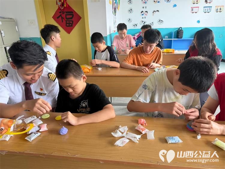 点亮星光与爱同行----东航山西分公司爱在东航志愿服务活动圆满结束漂亮的空姐和帅气的飞行员哥哥来太原市灵星社区服务中心陪心青年一起做手工了 - 第5张 - 山西公益人 点亮星光与爱同行----东航山西分公司爱在东航志愿服务活动圆满结束漂亮的空姐和帅气的飞行员哥哥来太原市灵星社区服务中心陪心青年一起做手工了 - 第5张
