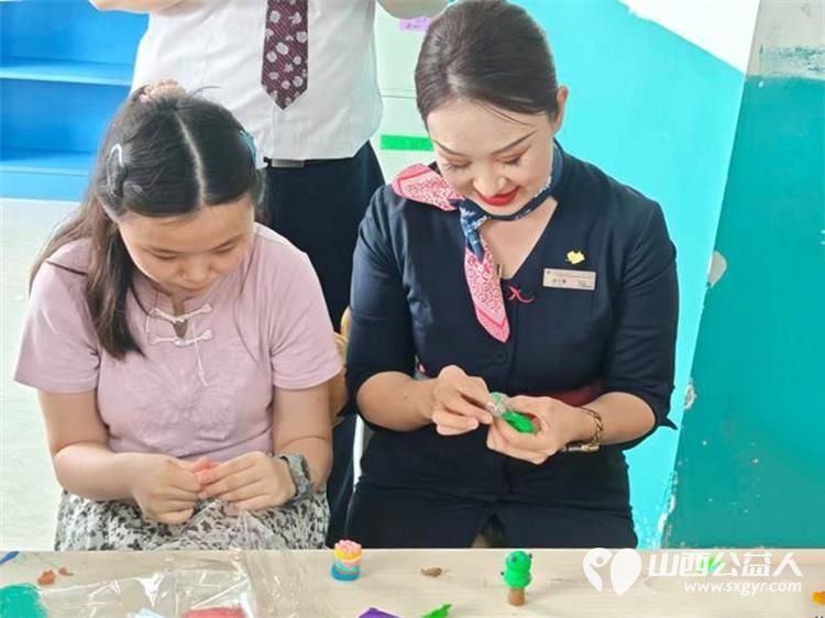 点亮星光与爱同行----东航山西分公司爱在东航志愿服务活动圆满结束漂亮的空姐和帅气的飞行员哥哥来太原市灵星社区服务中心陪心青年一起做手工了 - 第3张 - 山西公益人 点亮星光与爱同行----东航山西分公司爱在东航志愿服务活动圆满结束漂亮的空姐和帅气的飞行员哥哥来太原市灵星社区服务中心陪心青年一起做手工了 - 第3张