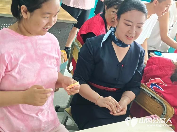 点亮星光与爱同行----东航山西分公司爱在东航志愿服务活动圆满结束漂亮的空姐和帅气的飞行员哥哥来太原市灵星社区服务中心陪心青年一起做手工了 - 第2张 - 山西公益人 点亮星光与爱同行----东航山西分公司爱在东航志愿服务活动圆满结束漂亮的空姐和帅气的飞行员哥哥来太原市灵星社区服务中心陪心青年一起做手工了 - 第2张