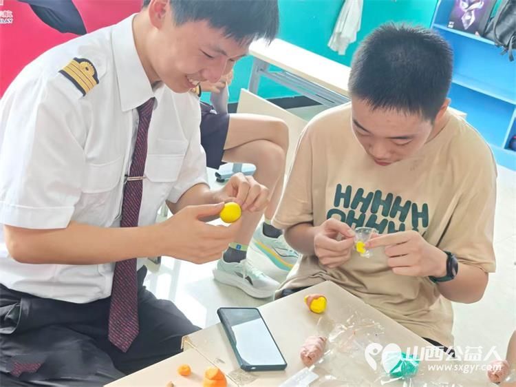 点亮星光与爱同行----东航山西分公司爱在东航志愿服务活动圆满结束漂亮的空姐和帅气的飞行员哥哥来太原市灵星社区服务中心陪心青年一起做手工了 - 第6张 - 山西公益人 点亮星光与爱同行----东航山西分公司爱在东航志愿服务活动圆满结束漂亮的空姐和帅气的飞行员哥哥来太原市灵星社区服务中心陪心青年一起做手工了 - 第6张