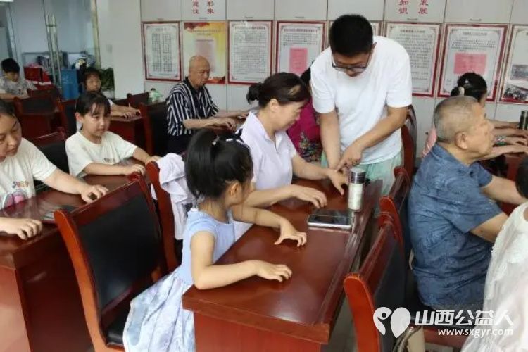 太原市小店区平阳路街道滨东社区暑期公益音乐课受欢迎邀请大学钢琴教师童老师走进社区带领大家开启一场无声胜有声的音乐之旅 - 第4张 - 山西公益人 太原市小店区平阳路街道滨东社区暑期公益音乐课受欢迎邀请大学钢琴教师童老师走进社区带领大家开启一场无声胜有声的音乐之旅 - 第4张