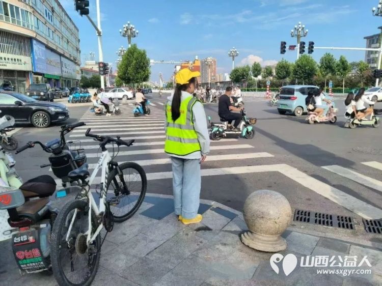 志愿红守路口绘文明交通画卷----文水县爱心帮扶志愿者协会开展东门秩序维持活动耐心对过往市民开展交通安全劝导向路人普及日常出行交通法规 - 第22张