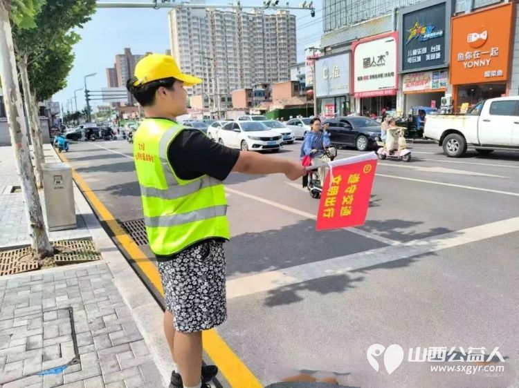 志愿红守路口绘文明交通画卷----文水县爱心帮扶志愿者协会开展东门秩序维持活动耐心对过往市民开展交通安全劝导向路人普及日常出行交通法规 - 第18张