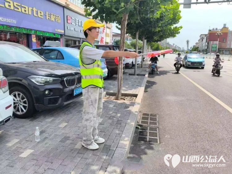 志愿红守路口绘文明交通画卷----文水县爱心帮扶志愿者协会开展东门秩序维持活动耐心对过往市民开展交通安全劝导向路人普及日常出行交通法规 - 第20张
