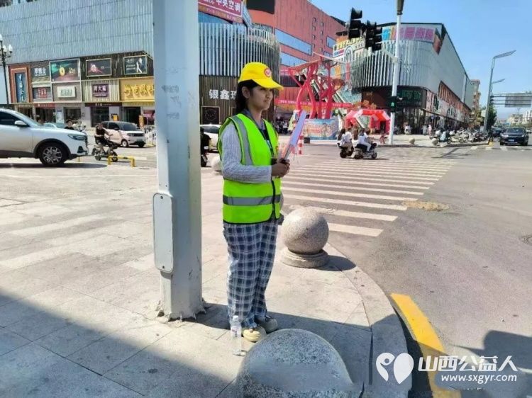志愿红守路口绘文明交通画卷----文水县爱心帮扶志愿者协会开展东门秩序维持活动耐心对过往市民开展交通安全劝导向路人普及日常出行交通法规 - 第16张