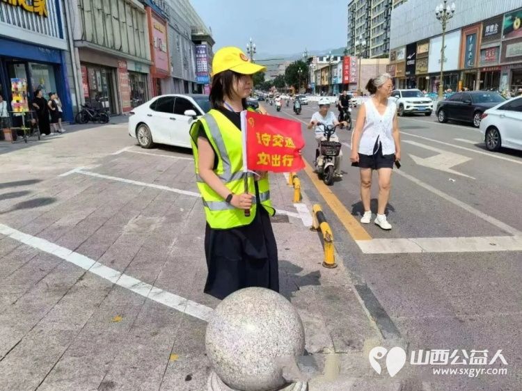 志愿红守路口绘文明交通画卷----文水县爱心帮扶志愿者协会开展东门秩序维持活动耐心对过往市民开展交通安全劝导向路人普及日常出行交通法规 - 第14张