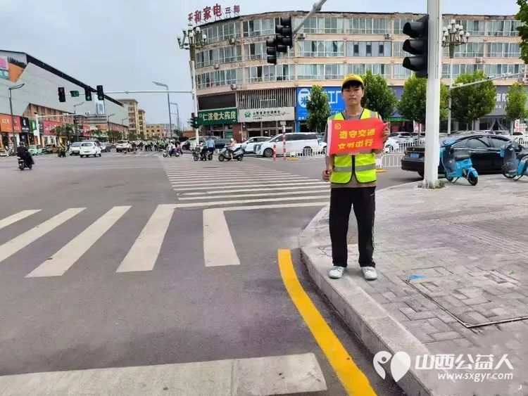 志愿红守路口绘文明交通画卷----文水县爱心帮扶志愿者协会开展东门秩序维持活动耐心对过往市民开展交通安全劝导向路人普及日常出行交通法规 - 第17张