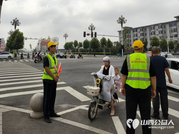 志愿红守路口绘文明交通画卷----文水县爱心帮扶志愿者协会开展东门秩序维持活动耐心对过往市民开展交通安全劝导向路人普及日常出行交通法规 - 第21张