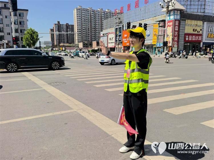 志愿红守路口绘文明交通画卷----文水县爱心帮扶志愿者协会开展东门秩序维持活动耐心对过往市民开展交通安全劝导向路人普及日常出行交通法规 - 第15张