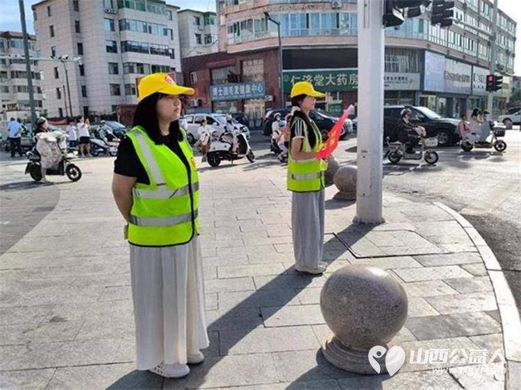 志愿红守路口绘文明交通画卷----文水县爱心帮扶志愿者协会开展东门秩序维持活动耐心对过往市民开展交通安全劝导向路人普及日常出行交通法规 - 第6张