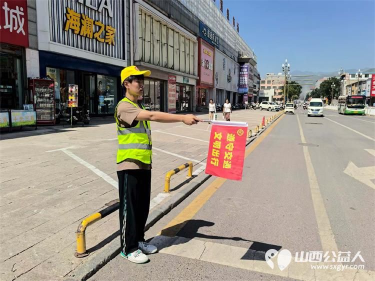 志愿红守路口绘文明交通画卷----文水县爱心帮扶志愿者协会开展东门秩序维持活动耐心对过往市民开展交通安全劝导向路人普及日常出行交通法规 - 第12张