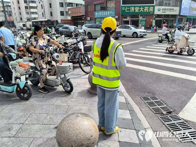 志愿红守路口绘文明交通画卷----文水县爱心帮扶志愿者协会开展东门秩序维持活动耐心对过往市民开展交通安全劝导向路人普及日常出行交通法规 - 第13张