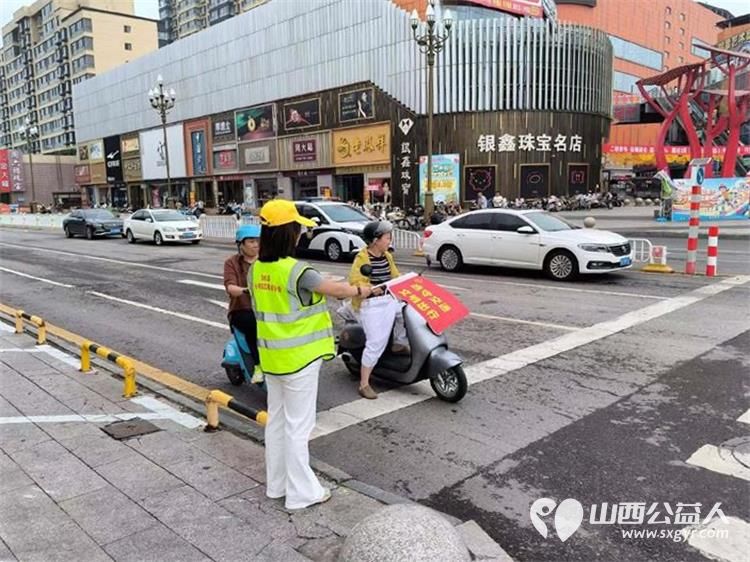志愿红守路口绘文明交通画卷----文水县爱心帮扶志愿者协会开展东门秩序维持活动耐心对过往市民开展交通安全劝导向路人普及日常出行交通法规 - 第19张