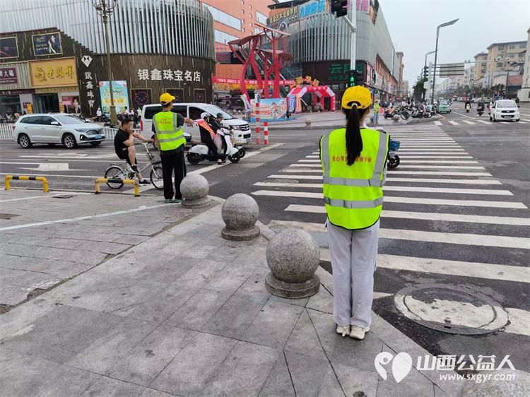 志愿红守路口绘文明交通画卷----文水县爱心帮扶志愿者协会开展东门秩序维持活动耐心对过往市民开展交通安全劝导向路人普及日常出行交通法规 - 第11张