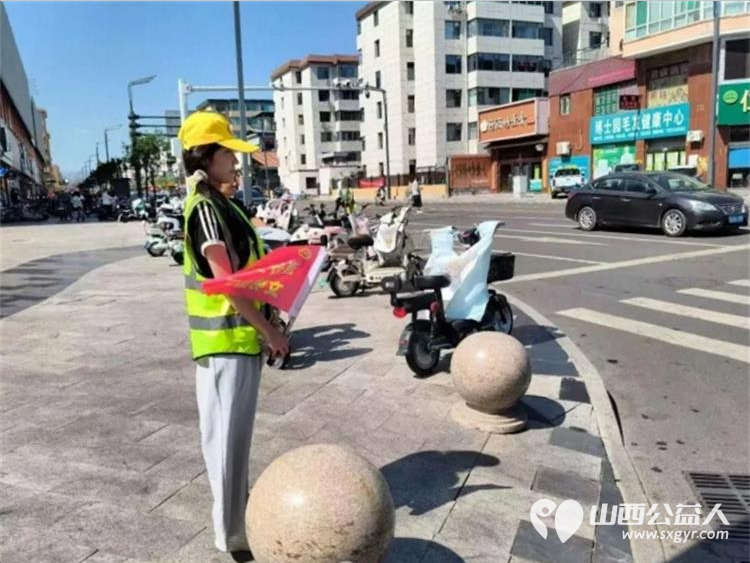 志愿红守路口绘文明交通画卷----文水县爱心帮扶志愿者协会开展东门秩序维持活动耐心对过往市民开展交通安全劝导向路人普及日常出行交通法规 - 第10张