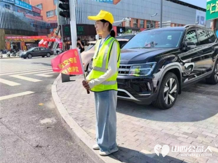 志愿红守路口绘文明交通画卷----文水县爱心帮扶志愿者协会开展东门秩序维持活动耐心对过往市民开展交通安全劝导向路人普及日常出行交通法规 - 第9张