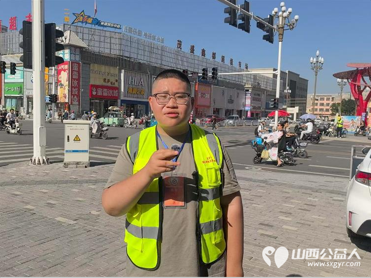 志愿红守路口绘文明交通画卷----文水县爱心帮扶志愿者协会开展东门秩序维持活动耐心对过往市民开展交通安全劝导向路人普及日常出行交通法规 - 第5张