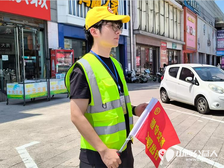 志愿红守路口绘文明交通画卷----文水县爱心帮扶志愿者协会开展东门秩序维持活动耐心对过往市民开展交通安全劝导向路人普及日常出行交通法规 - 第8张