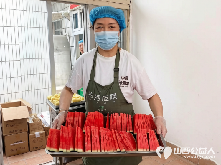 一碗热汤暖长夏一份善念润潞州----长治市小雨点公益志愿者协会思源组爱心人士7月13日送来了一批物资捐赠清单上有保障口粮的白面50斤大米50斤还有消暑佳品绿豆3袋白糖1袋西瓜以及70包鲜嫩的玉米 - 第15张 - 山西公益人 一碗热汤暖长夏一份善念润潞州----长治市小雨点公益志愿者协会思源组爱心人士7月13日送来了一批物资捐赠清单上有保障口粮的白面50斤大米50斤还有消暑佳品绿豆3袋白糖1袋西瓜以及70包鲜嫩的玉米 - 第15张