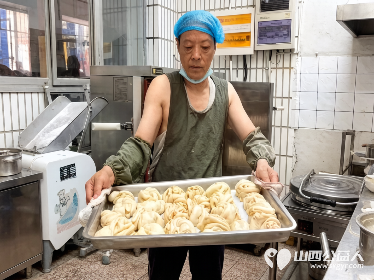 一碗热汤暖长夏一份善念润潞州----长治市小雨点公益志愿者协会思源组爱心人士7月13日送来了一批物资捐赠清单上有保障口粮的白面50斤大米50斤还有消暑佳品绿豆3袋白糖1袋西瓜以及70包鲜嫩的玉米 - 第9张 - 山西公益人 一碗热汤暖长夏一份善念润潞州----长治市小雨点公益志愿者协会思源组爱心人士7月13日送来了一批物资捐赠清单上有保障口粮的白面50斤大米50斤还有消暑佳品绿豆3袋白糖1袋西瓜以及70包鲜嫩的玉米 - 第9张