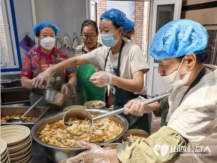 一碗热汤暖长夏一份善念润潞州----长治市小雨点公益志愿者协会思源组爱心人士7月13日送来了一批物资捐赠清单上有保障口粮的白面50斤大米50斤还有消暑佳品绿豆3袋白糖1袋西瓜以及70包鲜嫩的玉米 - 第1张 - 山西公益人 一碗热汤暖长夏一份善念润潞州----长治市小雨点公益志愿者协会思源组爱心人士7月13日送来了一批物资捐赠清单上有保障口粮的白面50斤大米50斤还有消暑佳品绿豆3袋白糖1袋西瓜以及70包鲜嫩的玉米 - 第1张