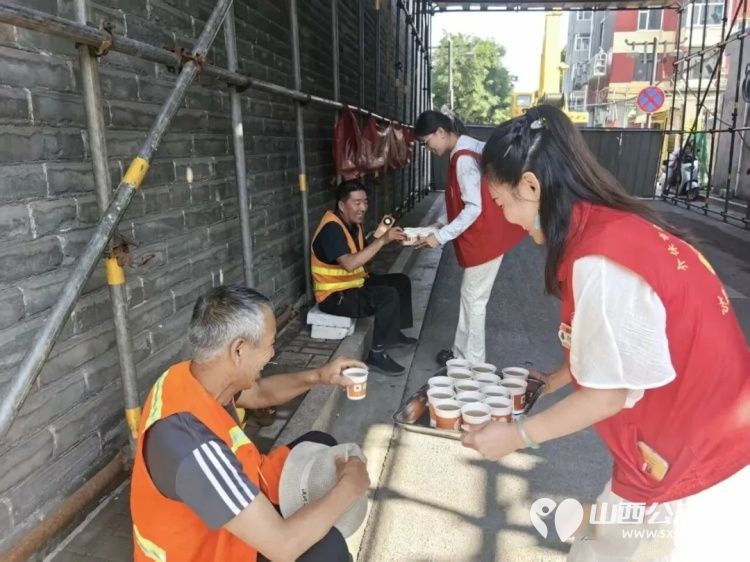 安福伏茶一杯伏茶千年善行|介休市彦博路社区志愿者协会免费伏茶茶摊7月15日开市组织志愿者每日熬煮伏茶免费发放给户外工作者与过往居民 - 第7张 - 山西公益人 安福伏茶一杯伏茶千年善行|介休市彦博路社区志愿者协会免费伏茶茶摊7月15日开市组织志愿者每日熬煮伏茶免费发放给户外工作者与过往居民 - 第7张