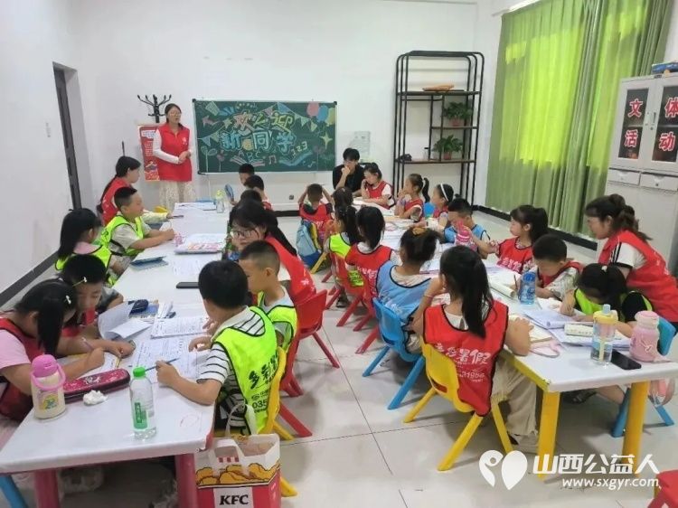 盐湖区志愿者协会开展暑期公益课堂大学生志愿者们用知识反哺社会用陪伴温暖童心在课业辅导的平凡岗位上践行着奉献友爱互助进步的志愿服务精神 - 第3张 - 山西公益人 盐湖区志愿者协会开展暑期公益课堂大学生志愿者们用知识反哺社会用陪伴温暖童心在课业辅导的平凡岗位上践行着奉献友爱互助进步的志愿服务精神 - 第3张