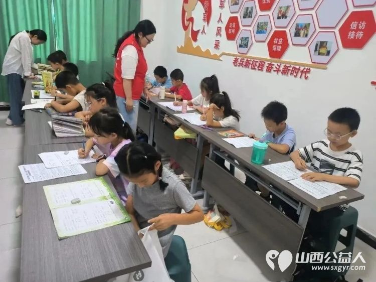 盐湖区志愿者协会开展暑期公益课堂大学生志愿者们用知识反哺社会用陪伴温暖童心在课业辅导的平凡岗位上践行着奉献友爱互助进步的志愿服务精神 - 第4张 - 山西公益人 盐湖区志愿者协会开展暑期公益课堂大学生志愿者们用知识反哺社会用陪伴温暖童心在课业辅导的平凡岗位上践行着奉献友爱互助进步的志愿服务精神 - 第4张