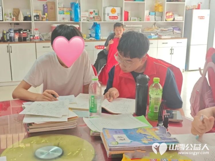 盐湖区志愿者协会开展暑期公益课堂大学生志愿者们用知识反哺社会用陪伴温暖童心在课业辅导的平凡岗位上践行着奉献友爱互助进步的志愿服务精神 - 第10张 - 山西公益人 盐湖区志愿者协会开展暑期公益课堂大学生志愿者们用知识反哺社会用陪伴温暖童心在课业辅导的平凡岗位上践行着奉献友爱互助进步的志愿服务精神 - 第10张