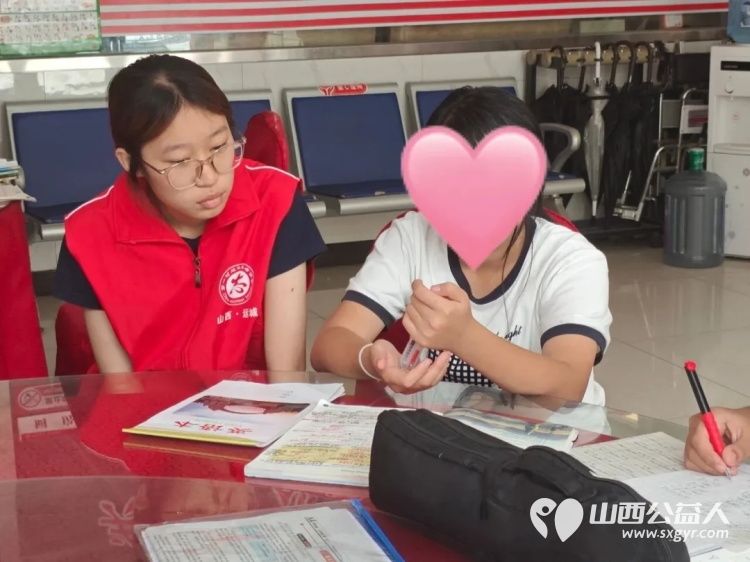 盐湖区志愿者协会开展暑期公益课堂大学生志愿者们用知识反哺社会用陪伴温暖童心在课业辅导的平凡岗位上践行着奉献友爱互助进步的志愿服务精神 - 第9张 - 山西公益人 盐湖区志愿者协会开展暑期公益课堂大学生志愿者们用知识反哺社会用陪伴温暖童心在课业辅导的平凡岗位上践行着奉献友爱互助进步的志愿服务精神 - 第9张