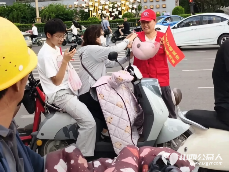 临汾市文明交通志愿者协会打造水厂十字志愿服务先锋岗组织志愿者在早晚高峰时段定点值守以持之以恒的志愿行动擦亮临汾的文明窗口 - 第7张 - 山西公益人 临汾市文明交通志愿者协会打造水厂十字志愿服务先锋岗组织志愿者在早晚高峰时段定点值守以持之以恒的志愿行动擦亮临汾的文明窗口 - 第7张