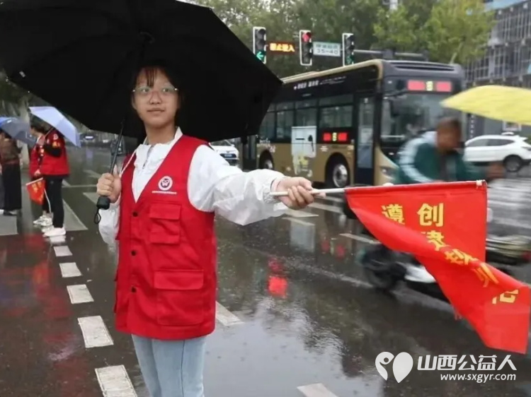 临汾市文明交通志愿者协会打造水厂十字志愿服务先锋岗组织志愿者在早晚高峰时段定点值守以持之以恒的志愿行动擦亮临汾的文明窗口 - 第6张 - 山西公益人 临汾市文明交通志愿者协会打造水厂十字志愿服务先锋岗组织志愿者在早晚高峰时段定点值守以持之以恒的志愿行动擦亮临汾的文明窗口 - 第6张