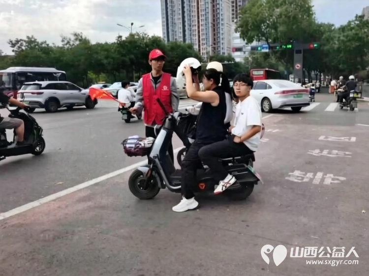 临汾市文明交通志愿者协会打造水厂十字志愿服务先锋岗组织志愿者在早晚高峰时段定点值守以持之以恒的志愿行动擦亮临汾的文明窗口 - 第5张 - 山西公益人 临汾市文明交通志愿者协会打造水厂十字志愿服务先锋岗组织志愿者在早晚高峰时段定点值守以持之以恒的志愿行动擦亮临汾的文明窗口 - 第5张