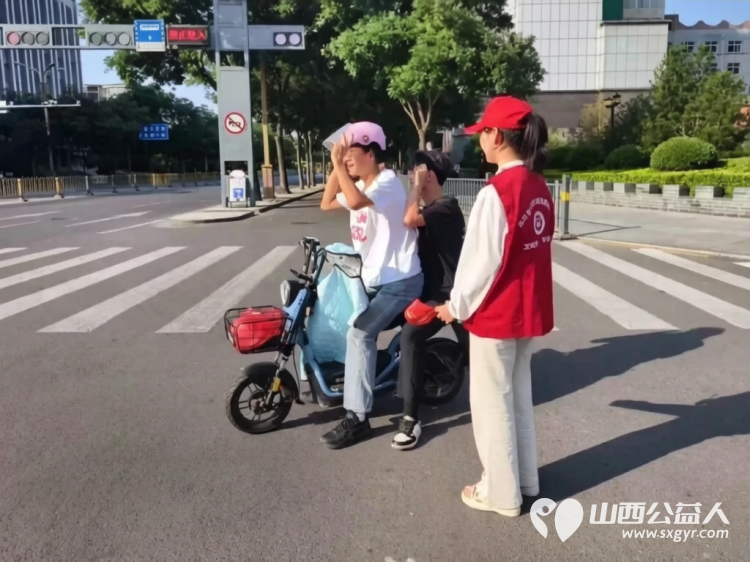 临汾市文明交通志愿者协会打造水厂十字志愿服务先锋岗组织志愿者在早晚高峰时段定点值守以持之以恒的志愿行动擦亮临汾的文明窗口 - 第4张 - 山西公益人 临汾市文明交通志愿者协会打造水厂十字志愿服务先锋岗组织志愿者在早晚高峰时段定点值守以持之以恒的志愿行动擦亮临汾的文明窗口 - 第4张
