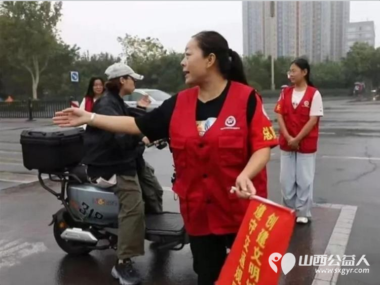临汾市文明交通志愿者协会打造水厂十字志愿服务先锋岗组织志愿者在早晚高峰时段定点值守以持之以恒的志愿行动擦亮临汾的文明窗口 - 第3张 - 山西公益人 临汾市文明交通志愿者协会打造水厂十字志愿服务先锋岗组织志愿者在早晚高峰时段定点值守以持之以恒的志愿行动擦亮临汾的文明窗口 - 第3张